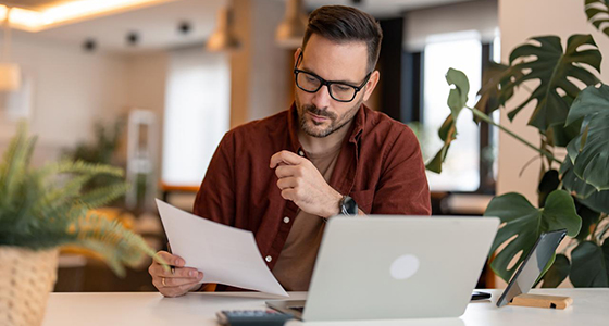 Mies käy läpi taloustilannettaan