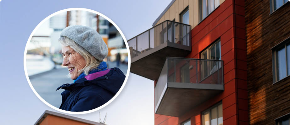 Äldre leende kvinna i grå basker visas i en rund infälld bild framför en modern bostadsfasad med balkonger.